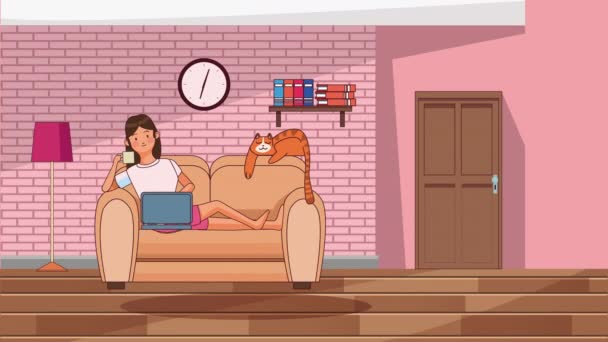 Frau arbeitet von zu Hause aus auf dem Sofa durch covid19 Präventionsmethode — Stockvideo