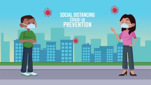 Pareja interracial con distanciamiento social covid19 mensaje de prevención en la ciudad — Vídeo de stock