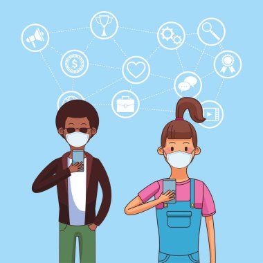 Bağlı kalmak için tıbbi maske takan ve akıllı telefon kullanan çift