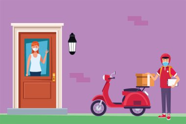 Motosiklette tıbbi maske takan servis elemanı.