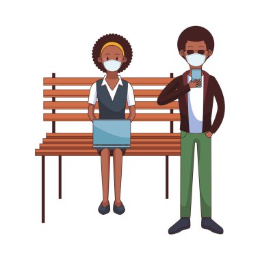 Park sandalyesinde oturan tıbbi maske takan afro bir çift.