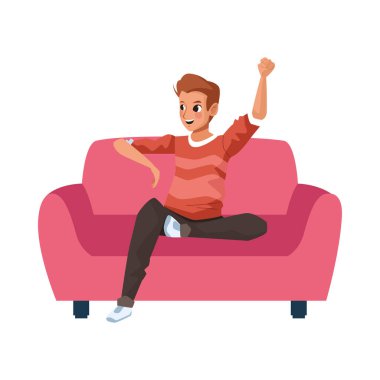 Genç adam kanepede dinleniyor.