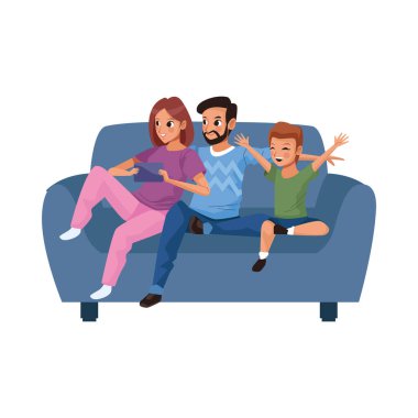 Koltukta oturan küçük oğlu olan genç ebeveynler.