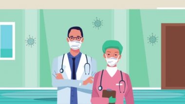 Hastane koridorunda maske takan tıbbi personel.