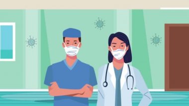 Hastane koridorunda maske takan tıbbi personel.