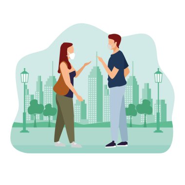 Parktaki şehir sahnesinde tıbbi maskeli çift