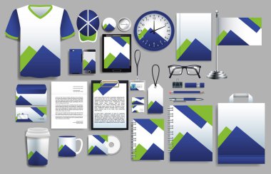 Kırtasiye şablonlarına sahip mor ve yeşil elementler kümesi