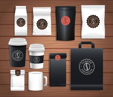 Ahşap arka planda farklı renkte zarif kahve paketleri.