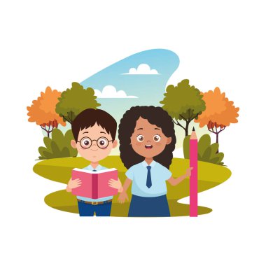 Kampta üniformalı küçük öğrenciler.