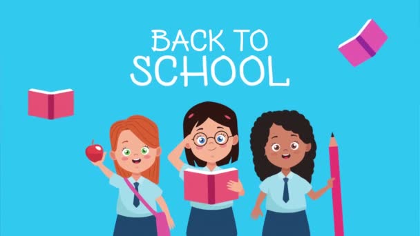 De volta à temporada escolar com meninas levantando livros e lápis — Vídeo de Stock