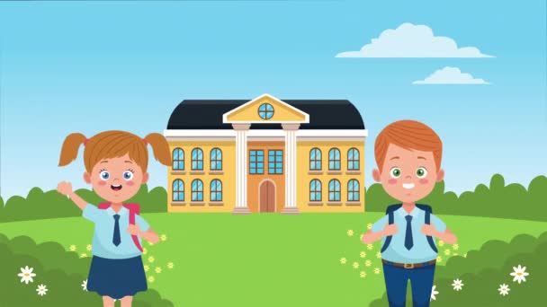 Tillbaka till skolsäsongen med skolbyggnad och små elever par — Stockvideo