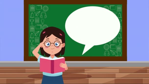 Tillbaka till skolsäsongen med liten flicka i klassrummet — Stockvideo