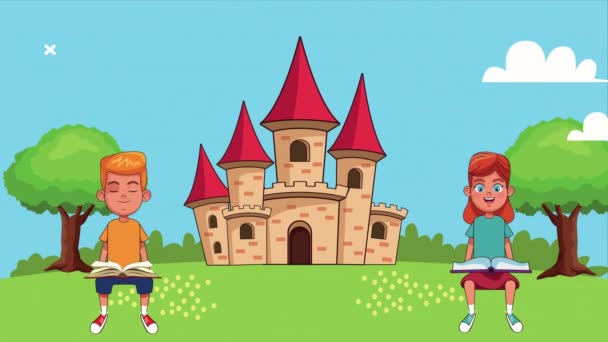 Pequeños estudiantes niños leyendo libros en el campamento con personajes animados castillo — Vídeos de Stock