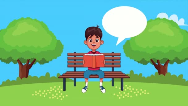 Park sandalyesinde oturmuş kitap okuyan küçük öğrenci çizgi film karakteri. — Stok video