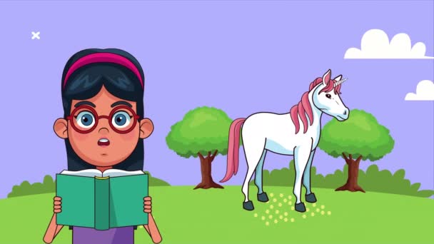 Kleines Studentenmädchen liest Buch im Camp mit Einhorn-Animationsfigur — Stockvideo