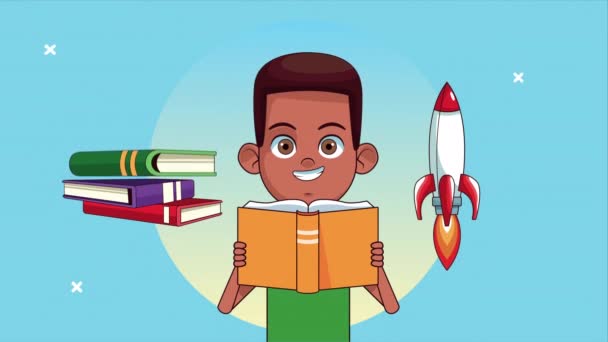 アフロ小学生の男の子がロケットアニメのキャラクターで本を読んで — ストック動画