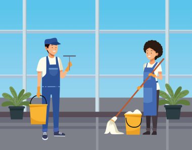 Oda bakımı işçileri koridoru araç gereçlerle temizliyor.