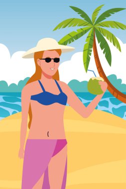 Mayolu genç bir kadın Hindistan cevizi kokteyli içiyor.