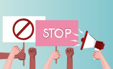 İnsanlar, kentte dur işareti ve megafonla protesto eylemleri yapıyor.