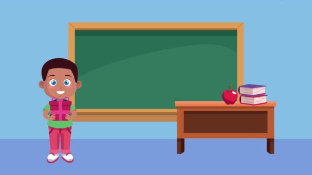Afro kleine schooljongen animatie karakter met schoolbord in de klas — Stockvideo