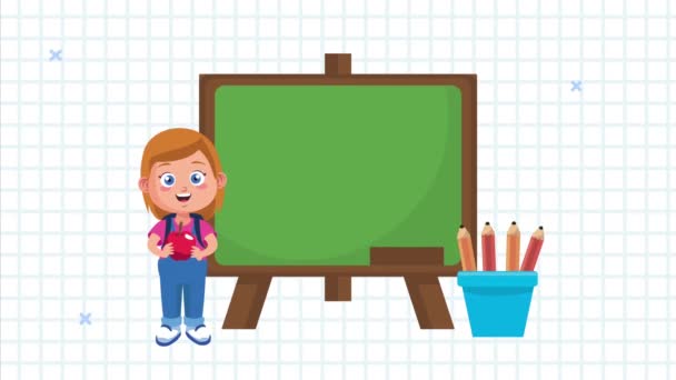 Маленькая школьница анимационный персонаж с доской и карандашами — стоковое видео