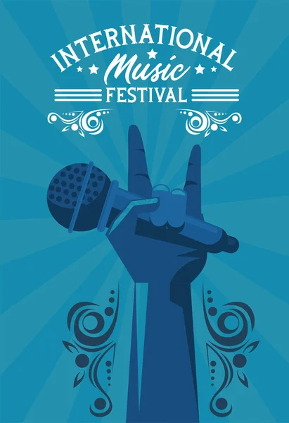 Cartel del festival internacional de música con micrófono elevador de manos en fondo azul — Vector de stock