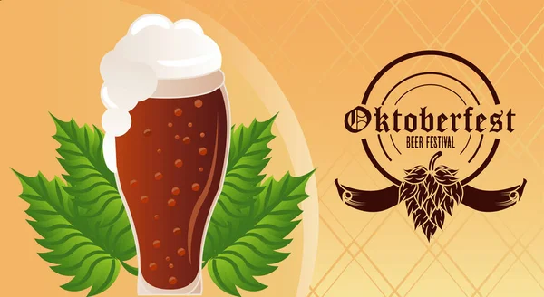 Cartel del festival de celebración oktoberfest con vaso de cerveza y hojas — Vector de stock