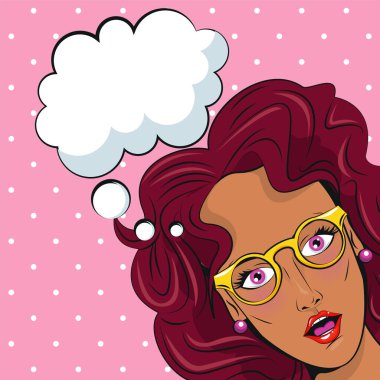 Gözlük takan güzel esmer kadın ve yüz ifadesi pop sanatını gölgeliyor.