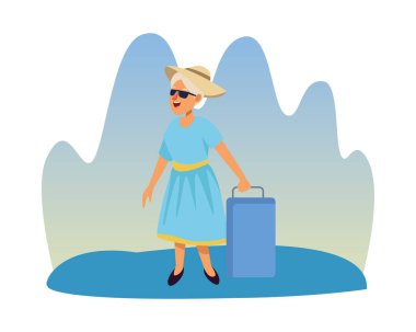 Bavullu şapka ve güneş gözlüğü takan yaşlı turist kadın.