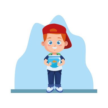 Spor şapkası ve akvaryumu olan küçük sevimli bir çocuk.