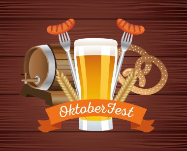 Biralar ve ahşap arka planda yemekle Oktoberfest kutlamanız kutlu olsun.
