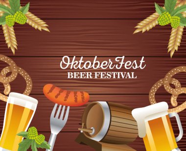 Biralar ve ahşap arka planda yemekle Oktoberfest kutlamanız kutlu olsun.