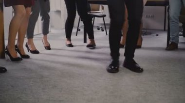 Mutlu Afrika kökenli Amerikalı Ceo geçici ofis partide arkadaşlarıyla dans ediyor. İş arkadaşlarınızla paylaşmak eğlenceli aktivite işyerinde 4k.