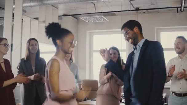 カジュアルなオフィスで一緒に踊る 2 人のアフリカ系アメリカ人の同僚のパーティーします。多様な友人を共有する楽しい職場 4 k 時間. — ストック動画