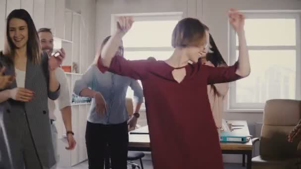 Счастливая европейская женщина-лидер танцует на офисной вечеринке. Мультиэтнические коллеги наслаждаются весело время связи деятельности вместе 4K . — стоковое видео
