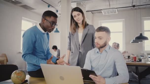 Ernstige vrouwelijke uitvoerend multi-etnische jongeren helpen. Vrouw manager motiveert verontruste medewerkers in office 4k. — Stockvideo