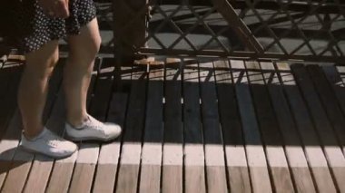 Kamera Eğer 4 k manzarayı aşağıdaki genç mutlu turist kadın Brooklyn Köprüsü yürüyüş güneş gözlüğü.
