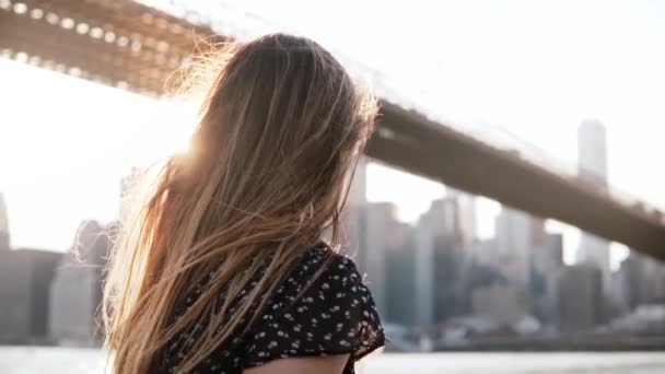 Gondolkodó lány napszemüveg, fúj a szél, New York festői naplementére lassított élvezi csodálatos haj. — Stock videók