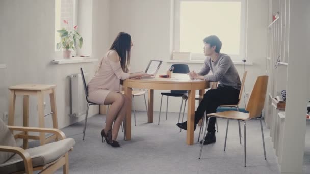 镜头放大的白种女性高管与年轻的亚洲雇员交谈 不同的商业人士私人讨论在阁楼办公室4K 职业自由工作者接受面试谈话 — 图库视频影像