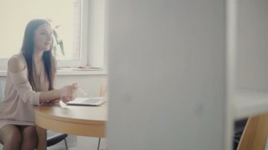 Yakışıklı Asya serbest meslek kadın iş coach için konuşuyor. Şık modern ofis 4k tartışmada çok ırklı insanlar.