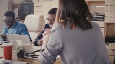 Mutlu Afrika Amerikalı yönetici ofiste çok ırklı toplantısında güler, sonra yine 4 k avukatla konuşmaya ciddi gider.
