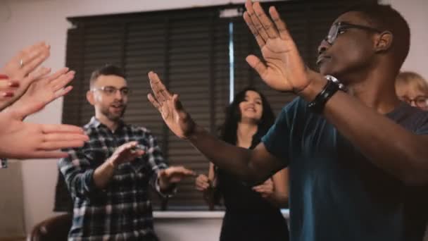 Upphetsad African American killen dansar med multietnisk vänner på casual födelsedagsfest hemma slowmotion panorering skott. — Stockvideo