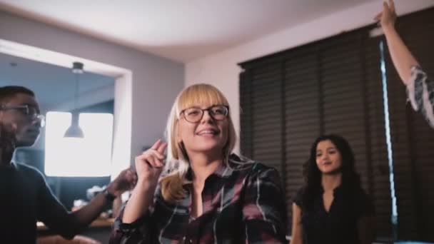 Linda menina europeia dançando e sorrindo em uma festa de aniversário em casa com amigos de raça mista câmera lenta close-up . — Vídeo de Stock