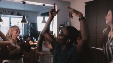 Başarılı Afrikalı Amerikan serbest çalışan ev partisi ağır çekim çok ırklı meslektaşları ile zaferini kutluyor.