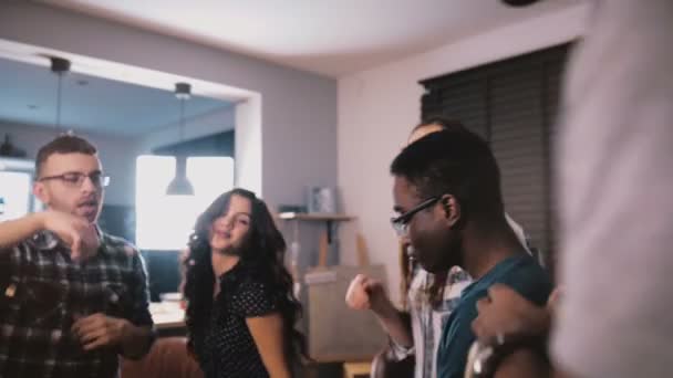 Knappe Afro-Amerikaanse jonge zakenman dansen met multi-etnisch collega's en vrienden op toevallige partij slow motion. — Stockvideo