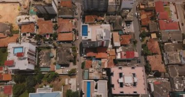 Binalar Colombo, Sri Lanka, deniz kıyısına doğru üzerinde uçan uçak. Asya resort kasaba binalar, işlek cadde ve okyanus hava üstten görünüm. Küçük evler, modern oteller, kıyı şeridi, güzel üstten görünüm.