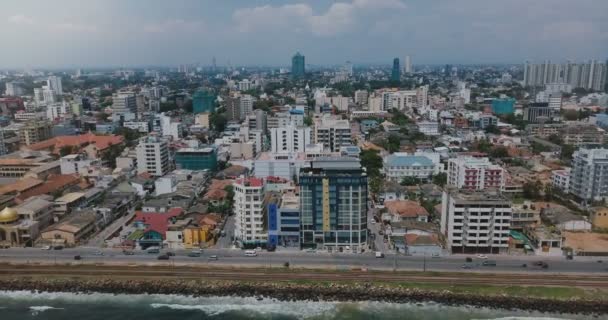 Drone utzoomning ovan Colombo, Sri Lanka panorama. Flygfoto över asiatiska semesterort, moderna byggnader och havsvågor. — Stockvideo