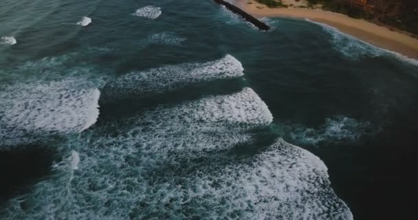 Drone vliegen recht over epische schuimende golven breaking, bereiken Oceaan kust. Geweldige luchtfoto van blauwe oceaan en strand. — Stockvideo