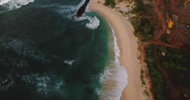 Vista aérea de las aves vista de hermosas olas marinas espumosas que llegan a la orilla, rompepiedras y sitio de construcción de la costa . — Vídeo de stock
