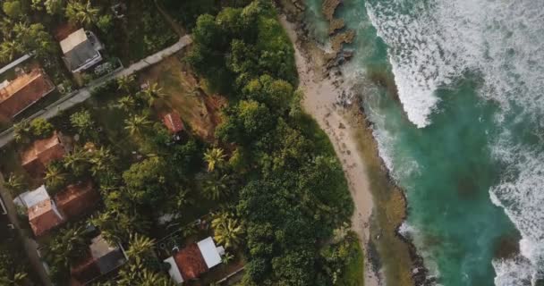 Vista aérea idílica da praia resort exótico com pouco barco, casas e hotéis, espumando ondas brancas bater na costa . — Vídeo de Stock